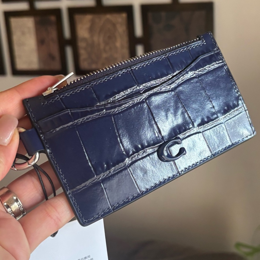 Authentic COACH 1941 croc embossed leather zip top card holder with key hook - Picture 2 of 6